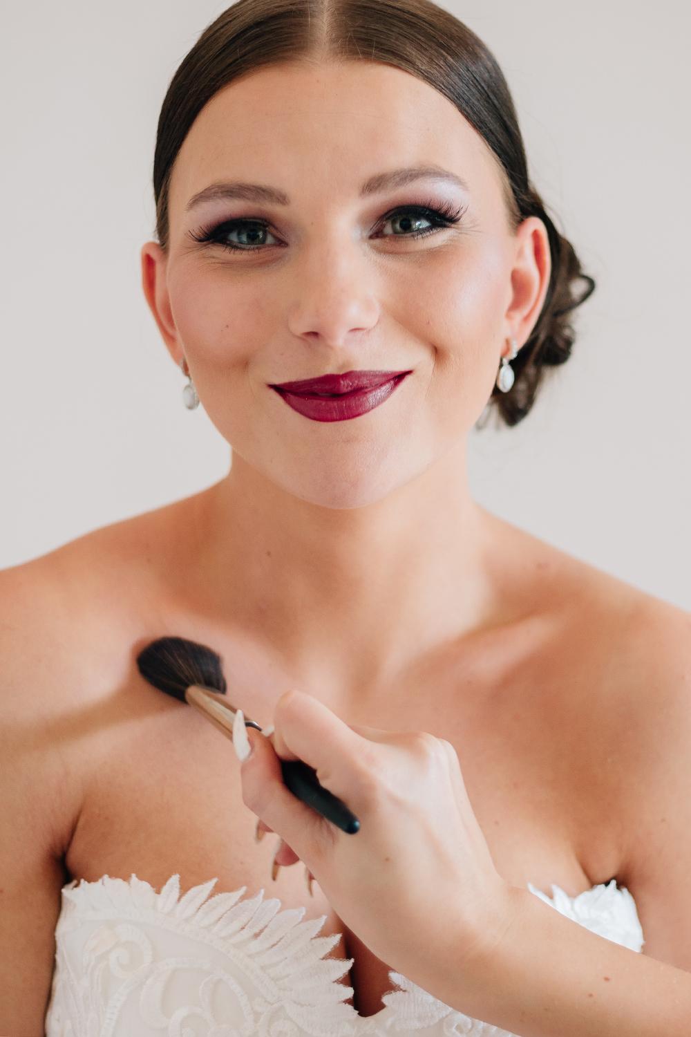 eine Braut bekommt Liebschaften in einem zarten lila